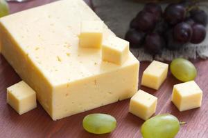 formaggio e uva sul tavolo