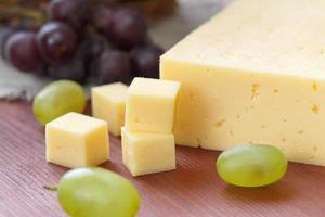 formaggio e uva sul tavolo