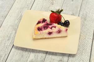 cheesecake con fragole servite alla ciliegia foto