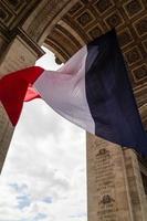 vista su arco di trionfo giostra e giardino delle tuileries, parigi, francia foto