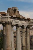 costruzione di rovine e antiche colonne a roma, italia foto