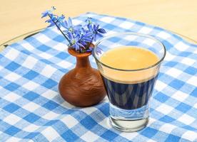 espresso con fiore di primavera foto