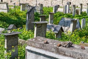 il cimitero di remuh a cracovia, in polonia, è un cimitero ebraico fondato nel 1535. si trova accanto alla sinagoga di remuh foto