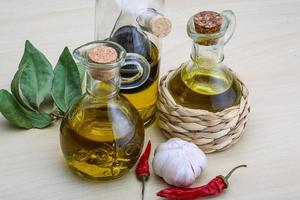 olio d'oliva in bottiglia foto