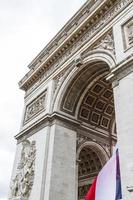 vista su arco di trionfo giostra e giardino delle tuileries, parigi, francia foto