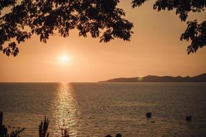 tramonto sul lago, tramonto sulla spiaggia di pattaya thailandia foto