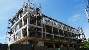 l'edificio in costruzione con vista su cielo e nuvole. foto