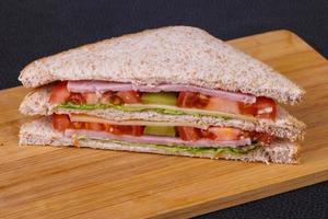 club sandwich con prosciutto e formaggio foto