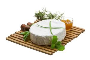 camembert con erbe aromatiche, noci e miele foto