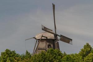 vecchio mulino a vento nel parco palazzo sanssouci a potsdam, germania foto