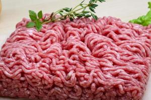 carne macinata su una tavola foto