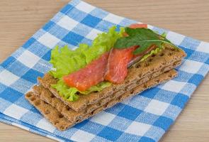 pane croccante con salmone foto