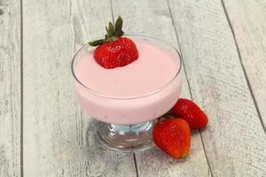 yogurt con fragola nella ciotola foto