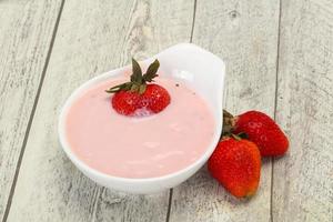 yogurt con fragola nella ciotola foto