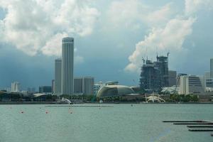 edifici nello skyline di singapore foto