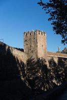 vecchio muro e torre della città di Barcellona foto