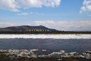 deriva di ghiaccio sul fiume yenisei nella città di Kyzyl, siberia orientale foto