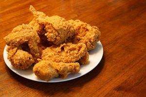 pollo fritto sul piatto bianco orizzontale foto
