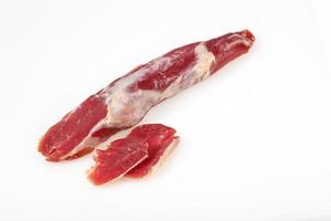 carne di maiale affumicata su sfondo bianco foto
