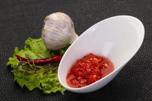 salsa piccante di pomodoro e aglio foto