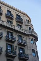 facciate di edifici di grande interesse architettonico nella città di barcellona - spagna foto