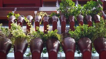 un'architettura moderna e attraente progettata con il dipinto di rosso situata a shanghai foto