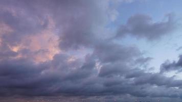 la vista panoramica del cielo al tramonto con le nuvole colorate nel cielo foto