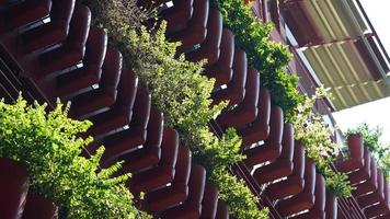 un'architettura moderna e attraente progettata con il dipinto di rosso situata a shanghai foto