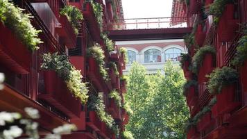 un'architettura moderna e attraente progettata con il dipinto di rosso situata a shanghai foto