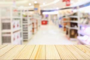 corridoio del supermercato con sfocatura astratta con sfondo di scaffali di prodotti foto