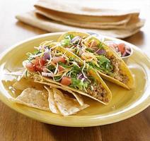 cibo messicano - due tacos con tortillas su un piatto foto