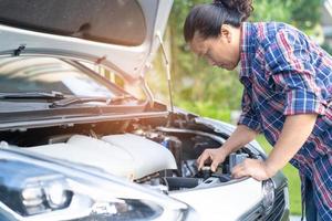 sistema motore meccanico a cofano aperto per controllare e riparare i danni in caso di incidente automobilistico. foto