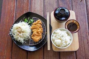 cotoletta di maiale fritta nel grasso bollente giapponese o tonkatsu, cibo giapponese
