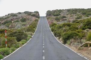 strada in una giornata nuvolosa nel parco nazionale del teide foto