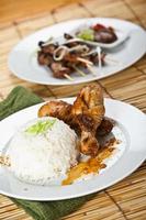 pollo al curry e maiale satay