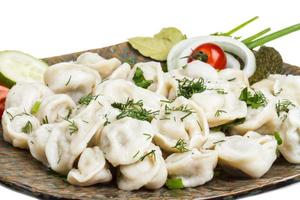 ciotola con piatto tradizionale russo - pelmeni foto