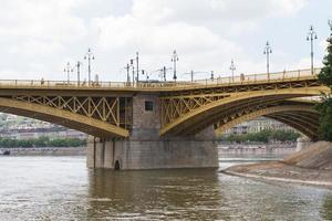 vista panoramica del ponte margit recentemente rinnovato a budapest. foto