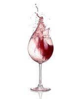 vino rosso vorticoso in un bicchiere di vino calice, isolato