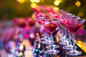 file di cocktail alcolici multicolori per feste all'aperto