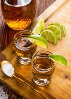 tequila in bicchierini con lime e sale
