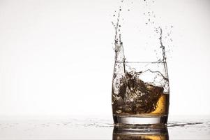 spruzzi di ghiaccio in whisky o brandy