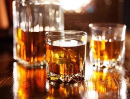 due bicchieri di whisky con decanter foto