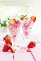 gelato con fragole fresche foto