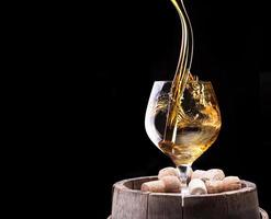 cognac o brandy su una botte di legno foto