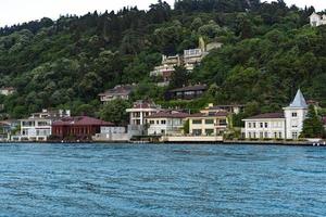 case e piccoli hotel sulla riva dello stretto del Bosforo foto ravvicinata di alta qualità