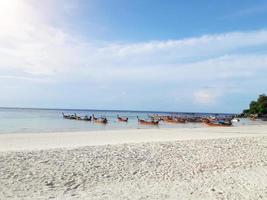 incredibile bellissima spiaggia paradisiaca, isola tropicale con cielo blu. foto