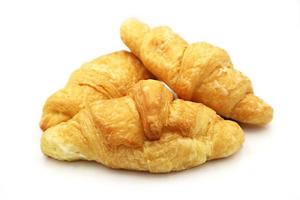 croissant di pane fresco isolato su sfondo bianco. foto