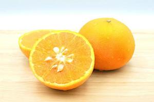 frutta fresca arancione sulla tavola di legno. foto