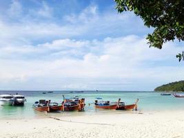 incredibile bellissima spiaggia paradisiaca, isola tropicale con cielo blu. foto