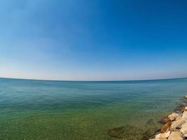 paesaggio estate fisheye vista panoramica mare tropicale roccia blu sabbia bianca cielo sfondo calma natura oceano bella onda viaggio d'acqua spiaggia di wonnapha, bangsaen tailandia orientale chonburi orizzonte esotico. foto